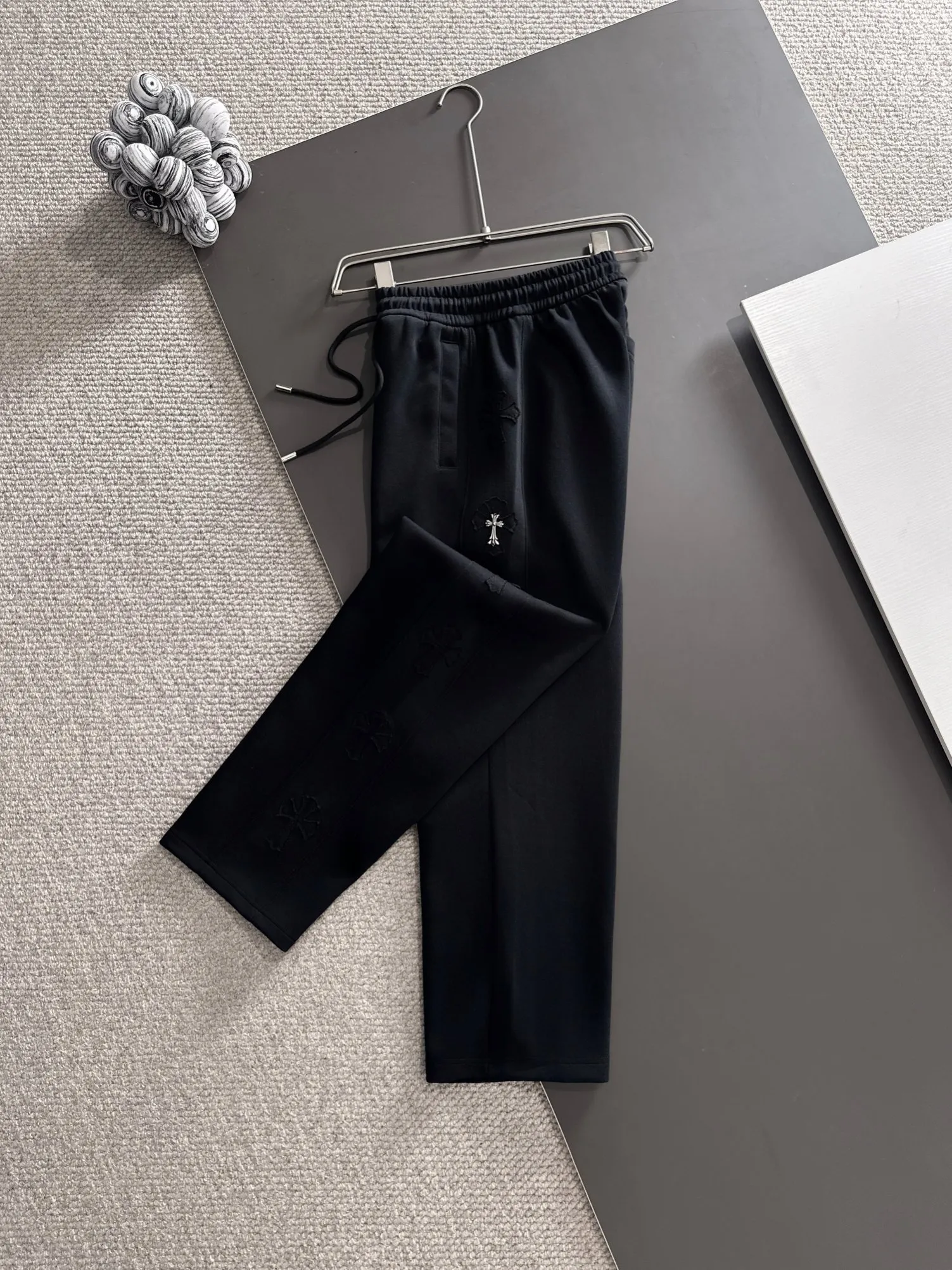 P310 Chrome Hearts* (exclusive quality in the market) hot style 2꯭0꯭2꯭5 new autumn pants ❤ Original ⌚️ high version Chrome Hearts The fabric is made of 380g high-density double-sided Chinese custom fabric. It does not deform or shrink. The three-dimensional drape is amazing. Process introduction: 6 crosses on each side of the side panel. Customized hardware accessories. Color: black SIZE: M-XXXL
